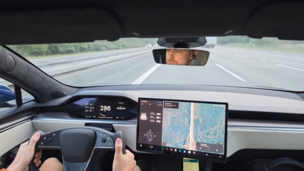Tesla-rijder krijgt een klapband met bijna 300 km/u op de Autobahn