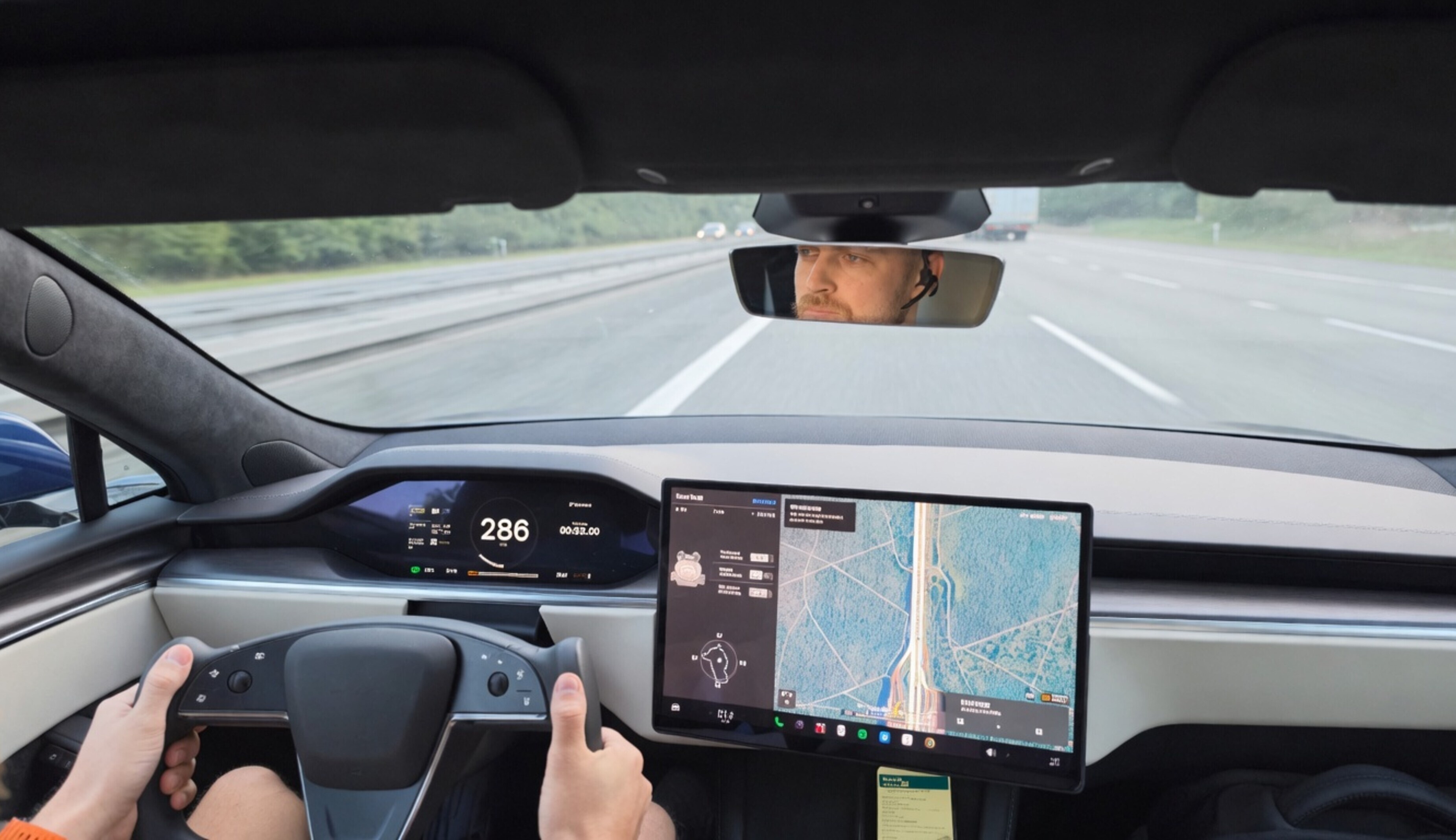 Tesla-rijder krijgt een klapband met bijna 300 km/u op de Autobahn