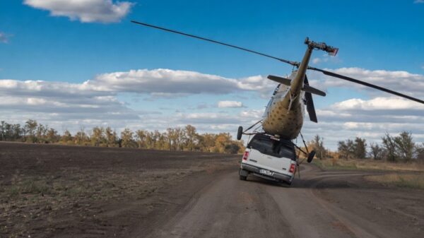 Russen probeerden een Mi-2-helikopter op een pick-up te vervoeren