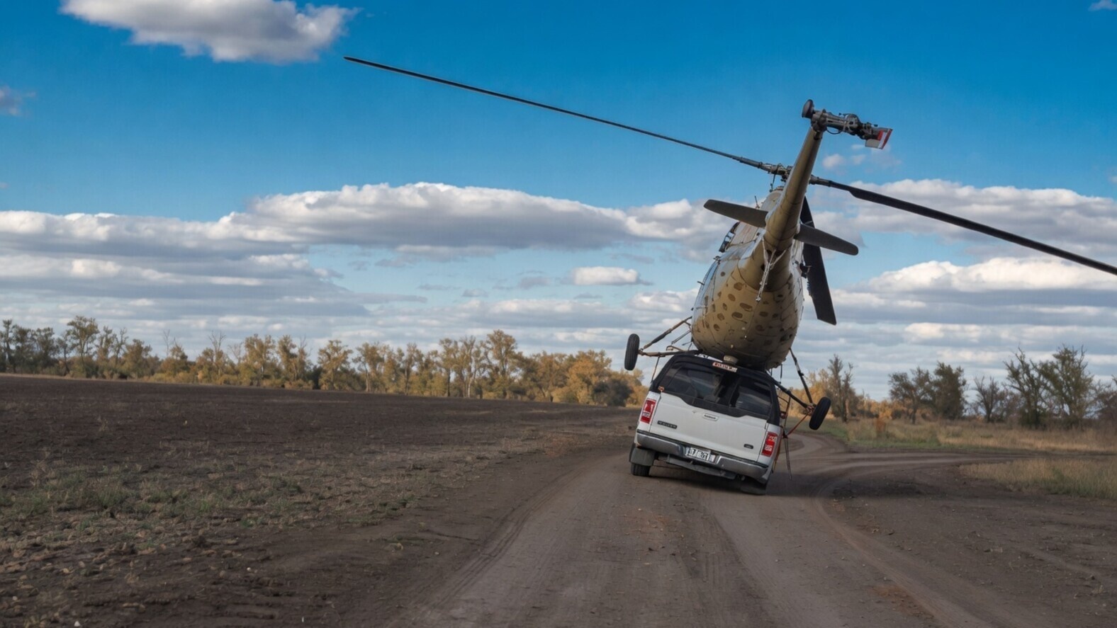 Russen probeerden een Mi-2-helikopter op een pick-up te vervoeren