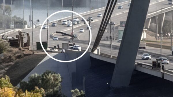 Beelden van Russische drone die op Oekraïense brug met automobilisten knalt