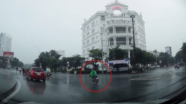 Bizarre pech: Motorrijdster in Vietnam door bliksem getroffen