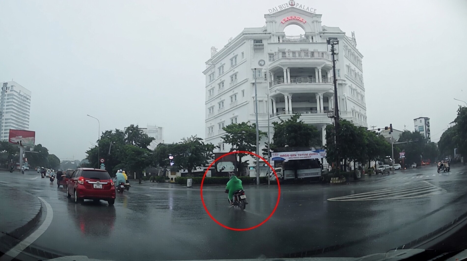 Bizarre pech: Motorrijdster in Vietnam door bliksem getroffen