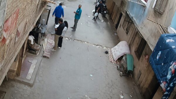 Egyptische eindbaas vangt vallend jongetje op onder een balkon in Gizeh