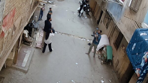Egyptische eindbaas vangt vallend jongetje op onder een balkon in Gizeh