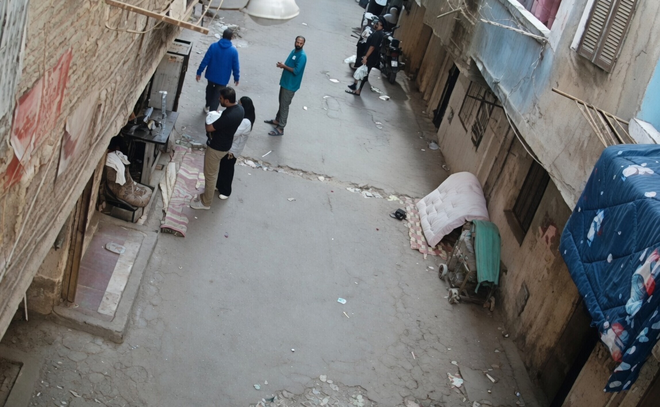Egyptische eindbaas vangt vallend jongetje op onder een balkon in Gizeh