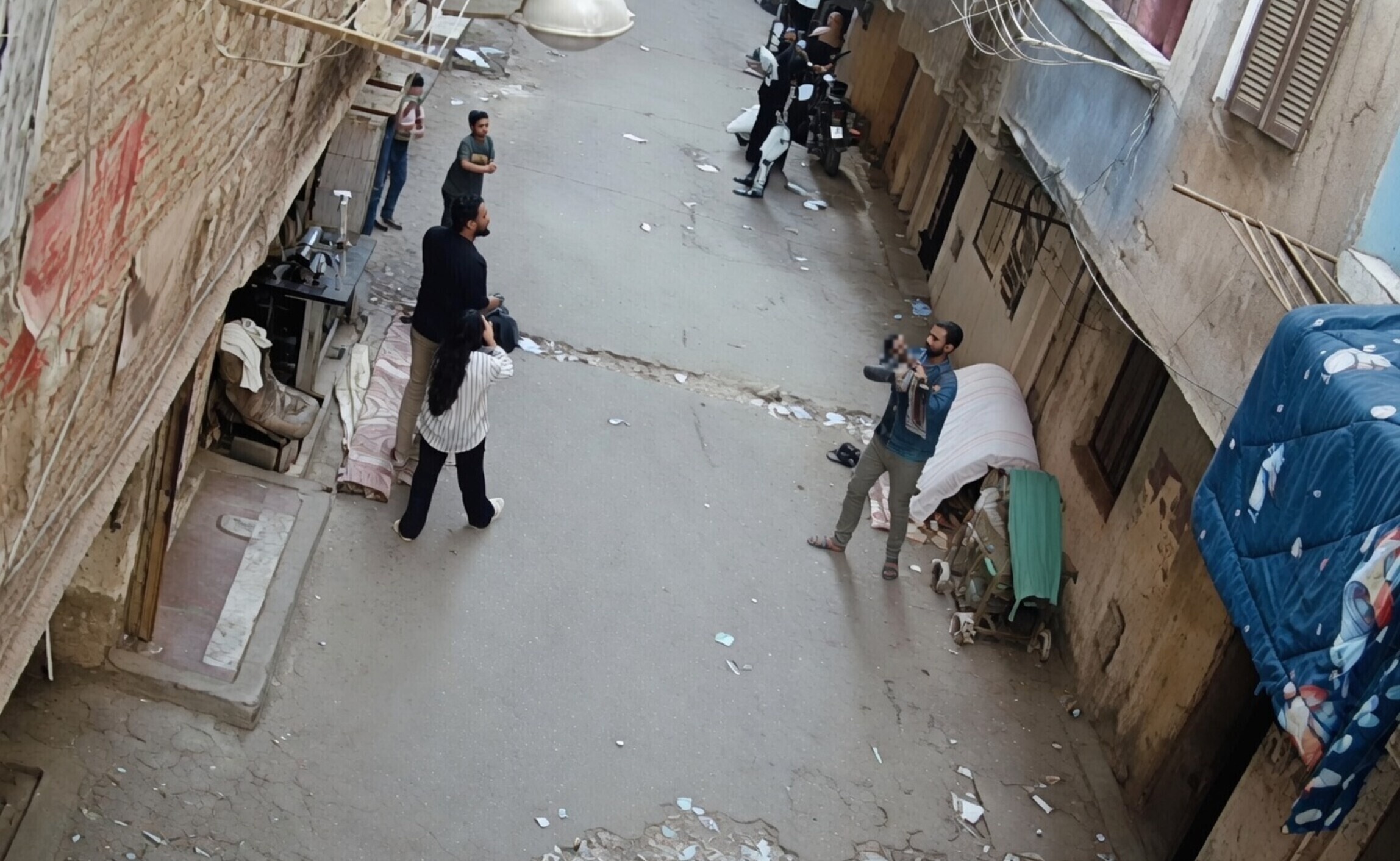Egyptische eindbaas vangt vallend jongetje op onder een balkon in Gizeh