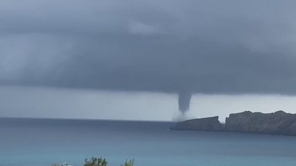 Waterhoos vormt zich boven zee bij Cala Mesquida op Mallorca