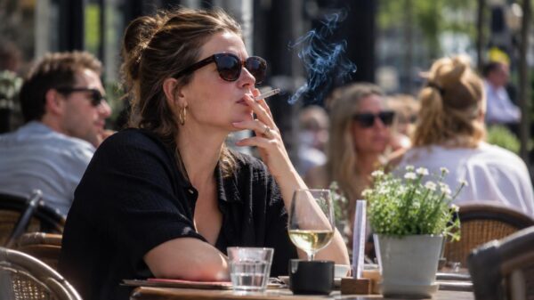 Roken op terras moet verboden worden