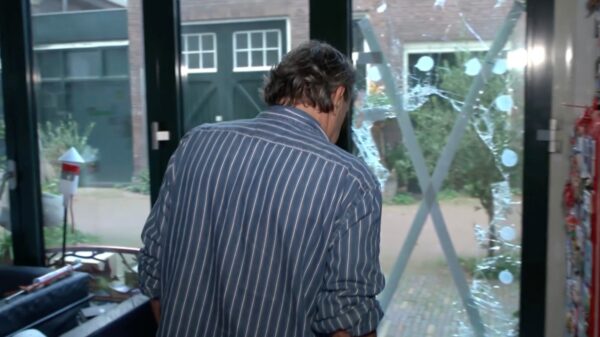 Dick zet eigen dood in scène en bezorgt voorbijgangers bijna hartaanval