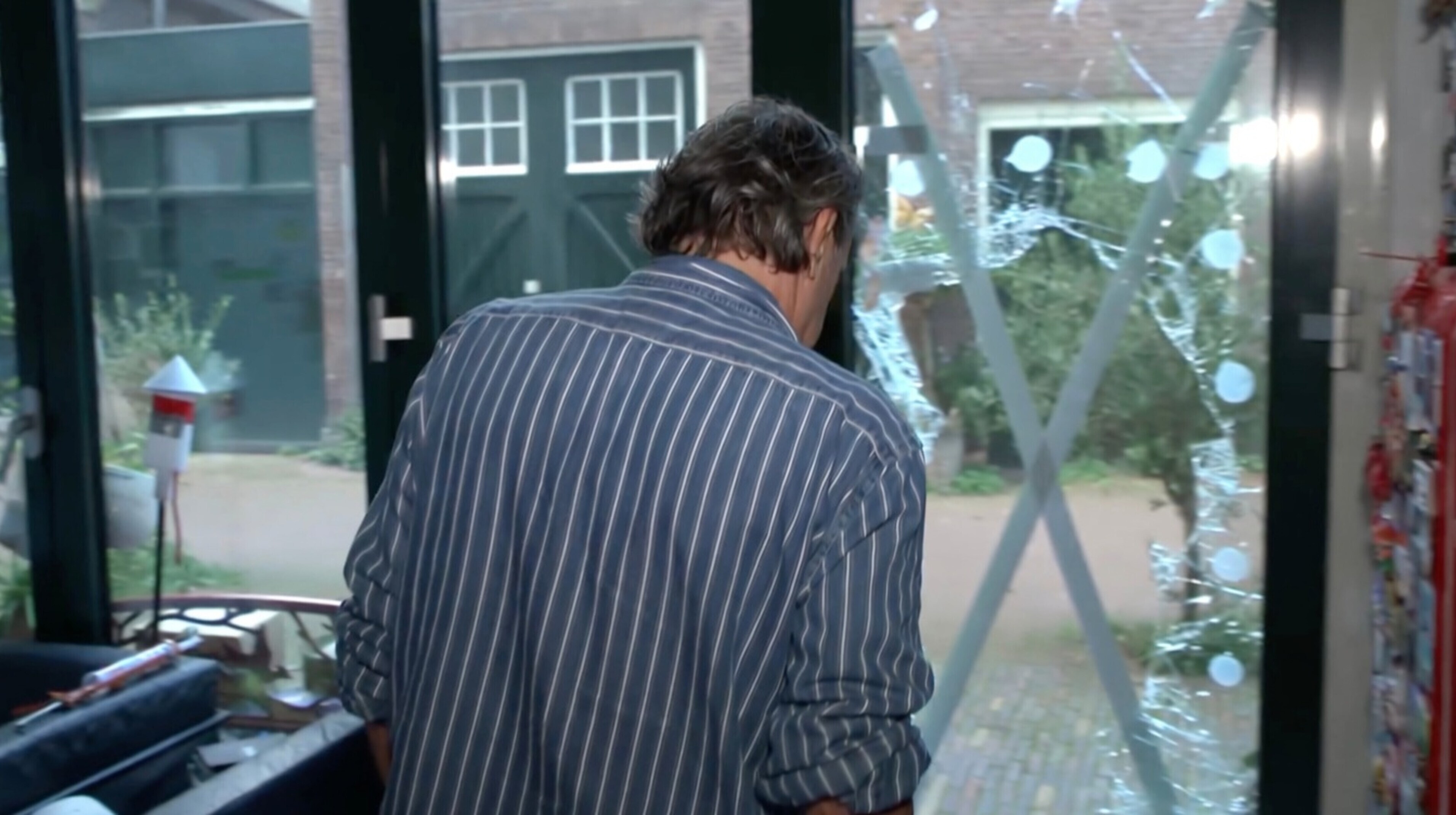 Dick zet eigen dood in scène en bezorgt voorbijgangers bijna hartaanval