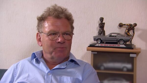 Terrorbuurman weigert te vloeken voor de camera maar komt daar al snel op terug