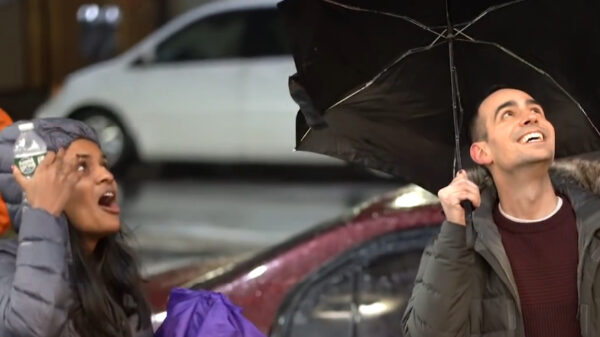 Creatieveling vraagt zijn vriendin ten huwelijk als een absolute baas