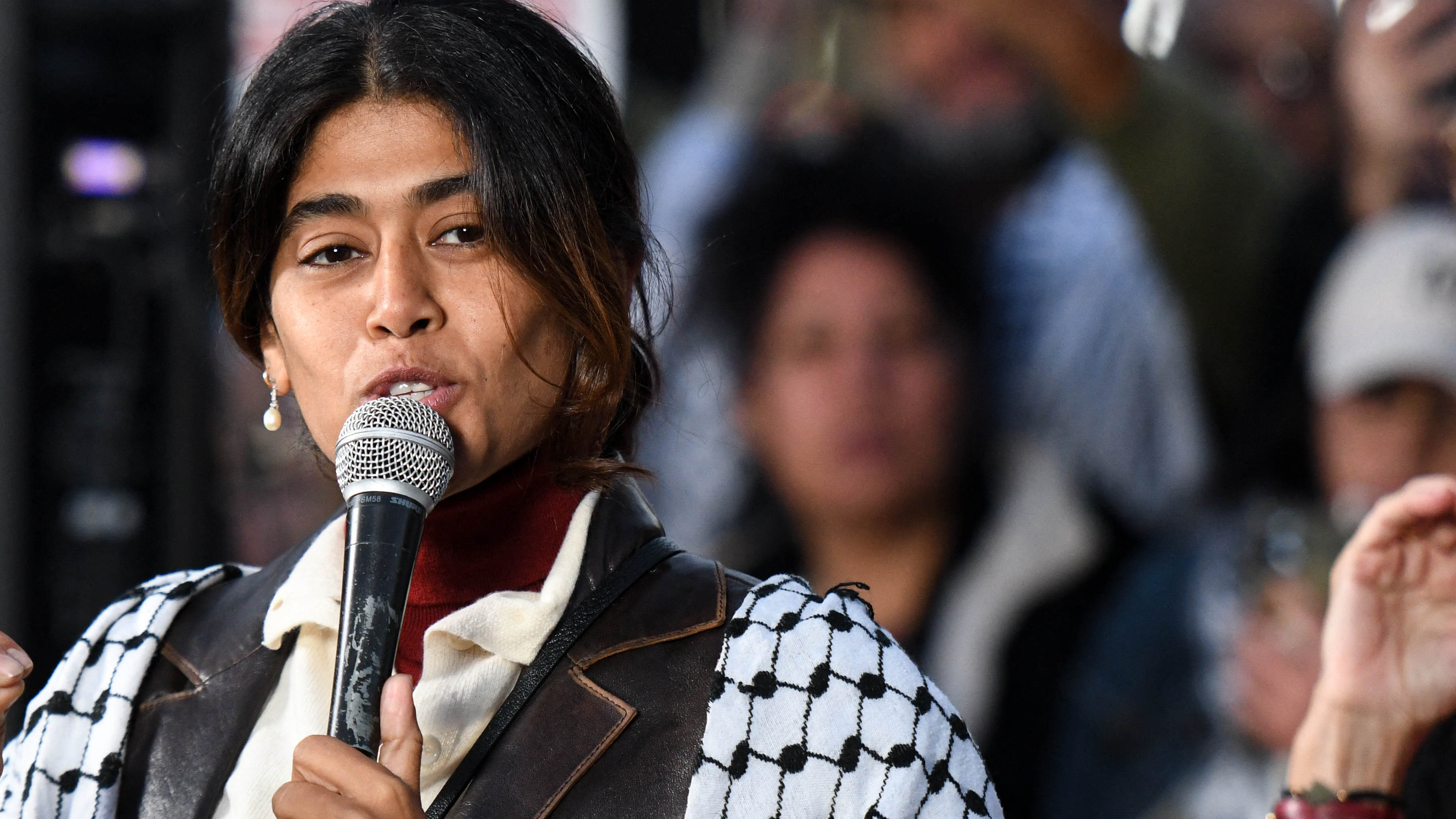 Europarlementariër Rima Hassan trapt Israëlische vlag omver en riskeert straf