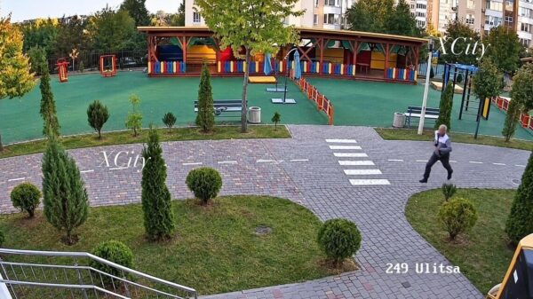 Man ontsnapt op het nippertje aan Russische drone die kleuterschool raakt