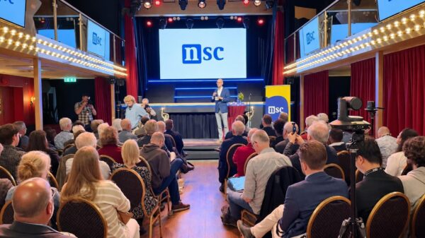 Pijnlijk! NSC-leden rennen massaal de zaal uit zodra Mona Keijzer begint
