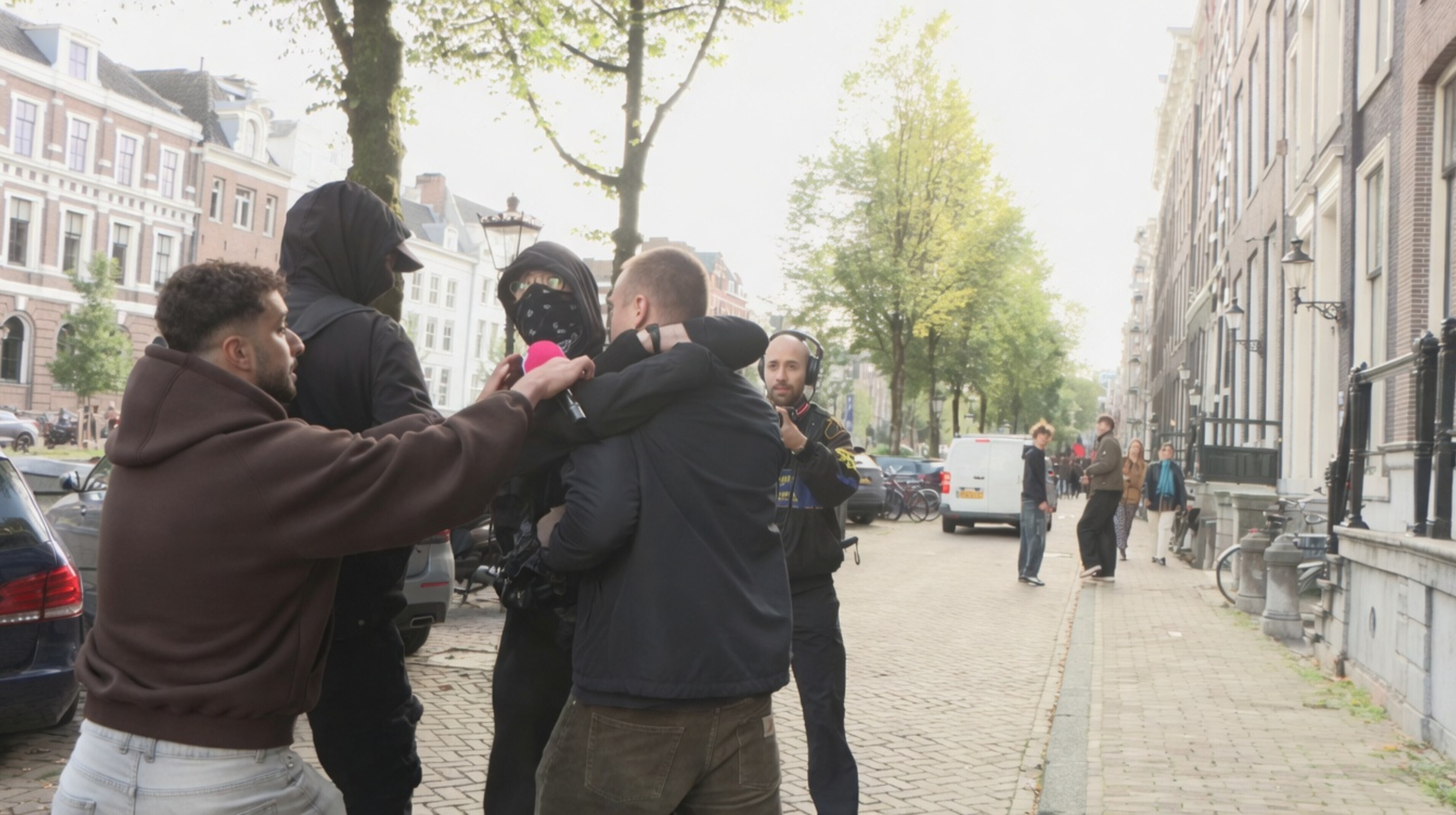 Left Laser belaagd door Antifa-activist in Amsterdam, rake klappen uitgedeeld