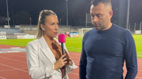 Coach vecht voor zijn leven tijdens pittig interview na de wedstrijd