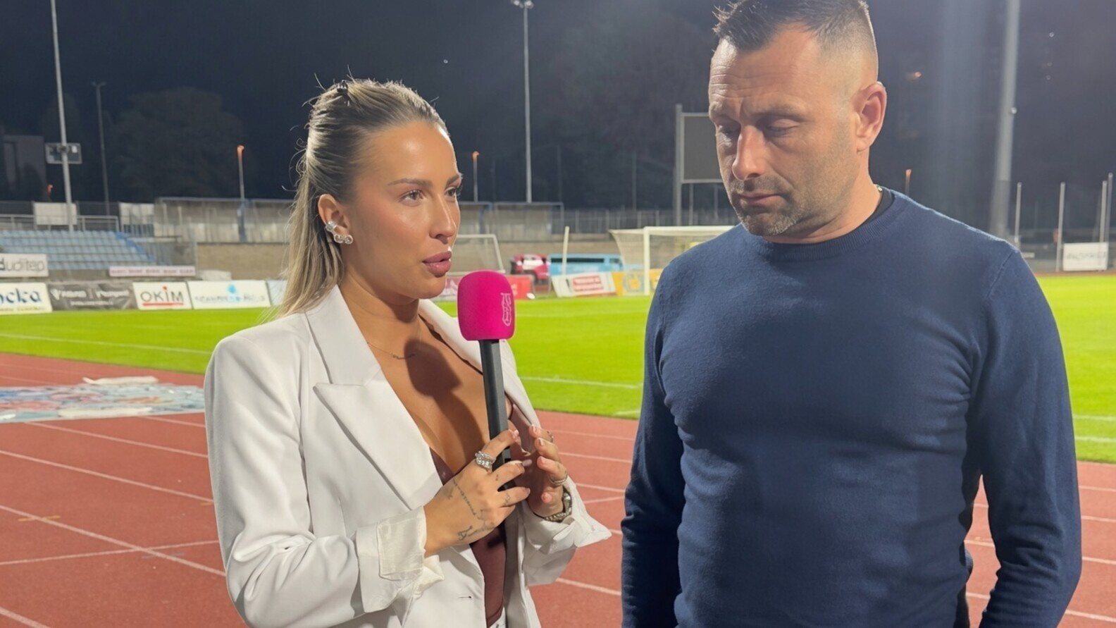 Coach vecht voor zijn leven tijdens pittig interview na de wedstrijd