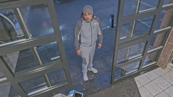 Nep-rechercheur licht 81-jarige vrouw op voor sieraden, politie zoekt jonge verdachte