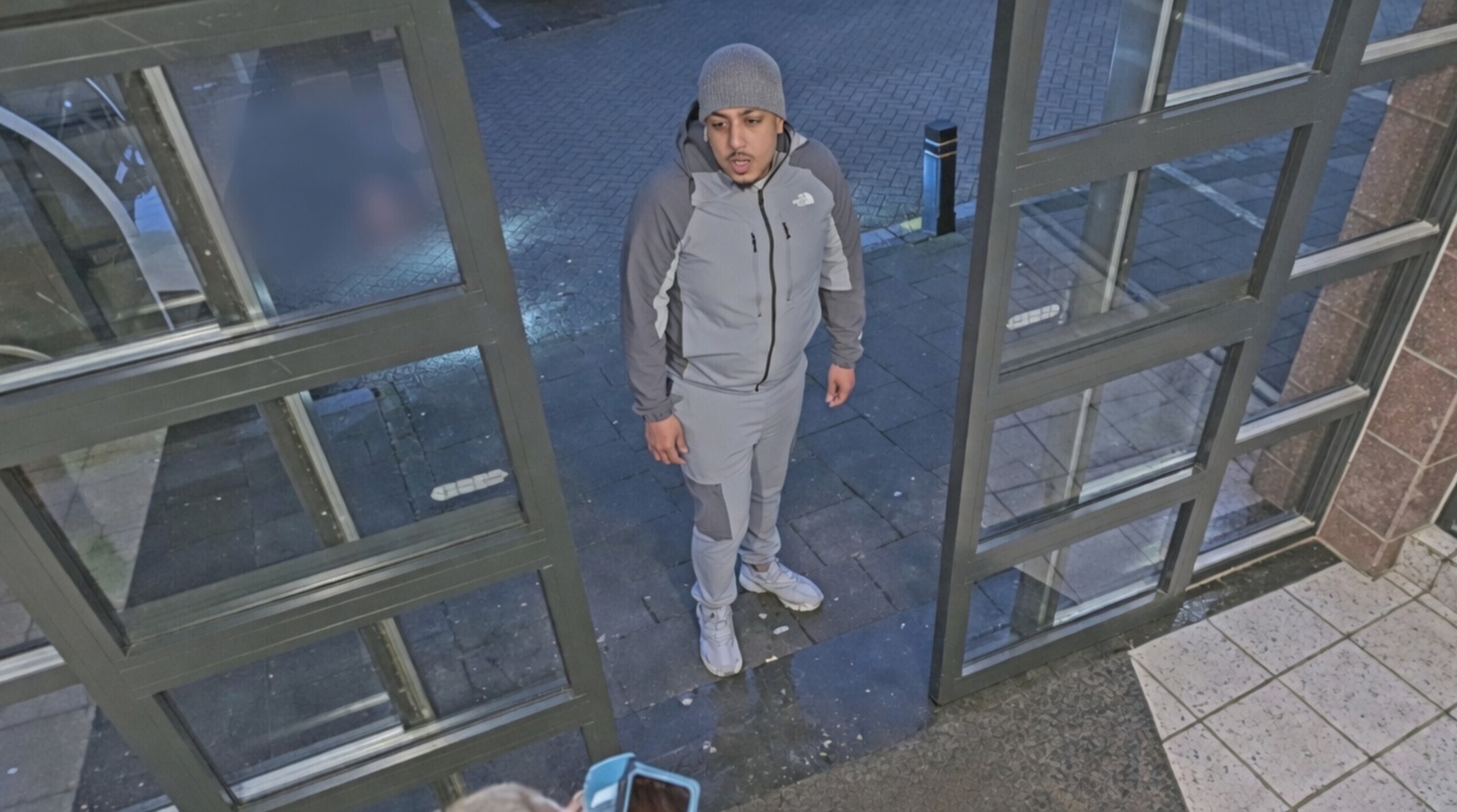 Nep-rechercheur licht 81-jarige vrouw op voor sieraden, politie zoekt jonge verdachte