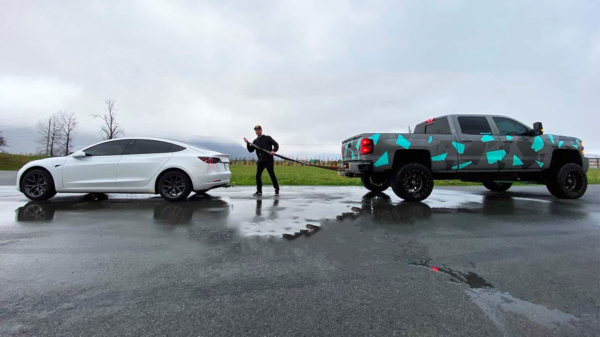 Een "Tug of War" tussen een Tesla Model 3 en een Chevrolet Silverado Duramax