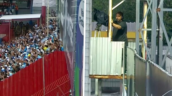Cameraman houdt zich angstvallig vast als supporters het stadion afbreken