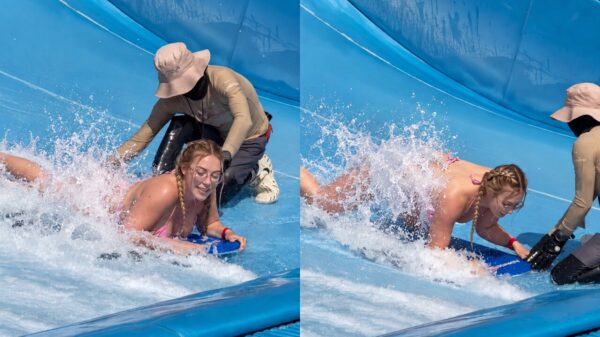 Blond surfkanon geeft wel een héél prettig rondje weg op de surfsimulator