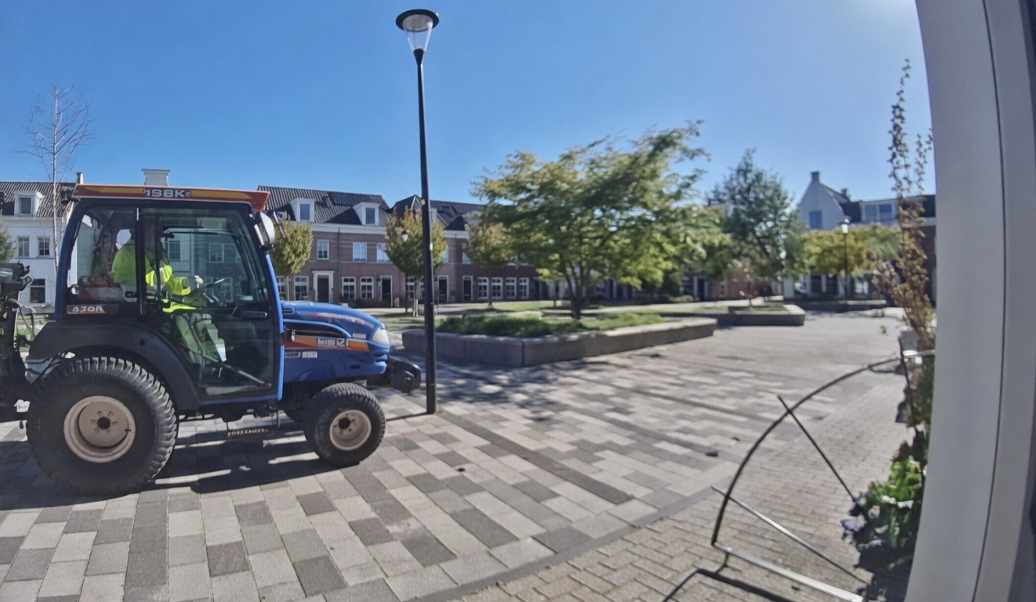 Dit is overduidelijk niet de allerbeste plek om een lantaarnpaal te plaatsen