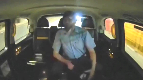 Taxichauffeur neemt keihard wraak op bloedirritante passagier