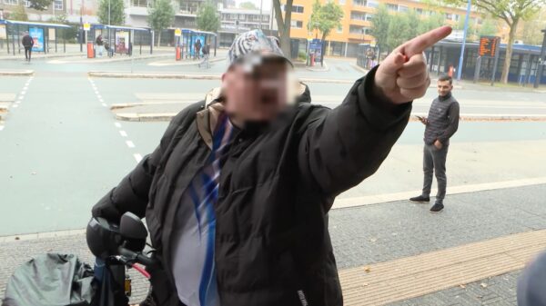 PowNed-verslaggever Aryan Parsa bedreigd door scootmobieltokkie in Ter Apel