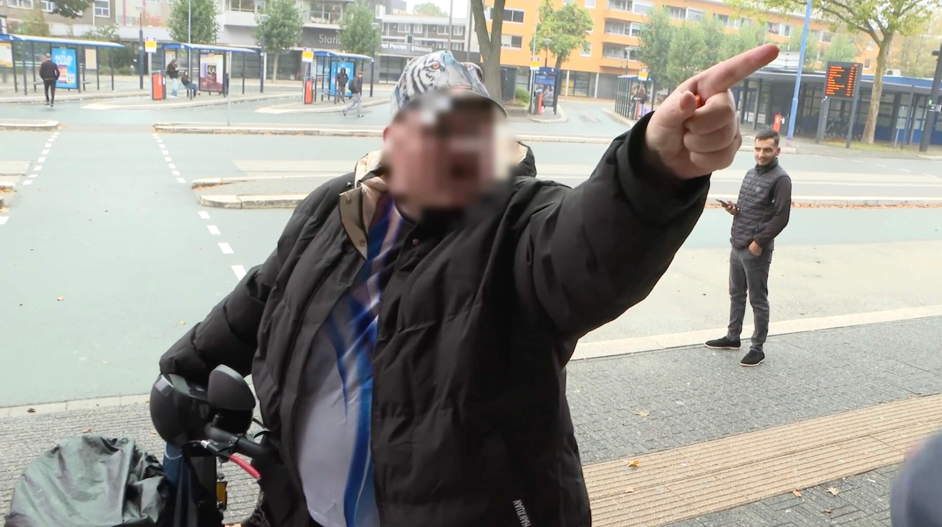PowNed-verslaggever Aryan Parsa bedreigd door scootmobieltokkie in Ter Apel