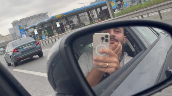 Vrachtwagen verliest dikke rubberen jongen die door het verkeer stuitert in Istanbul