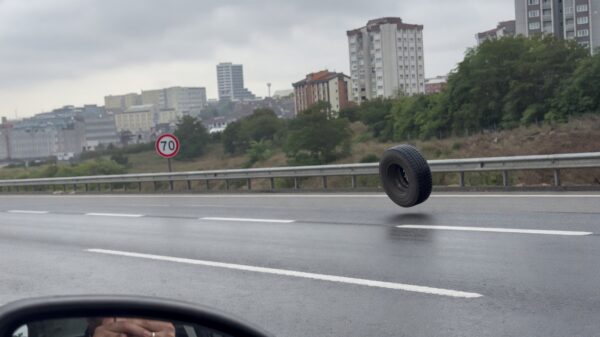 Vrachtwagen verliest dikke rubberen jongen die door het verkeer stuitert in Istanbul