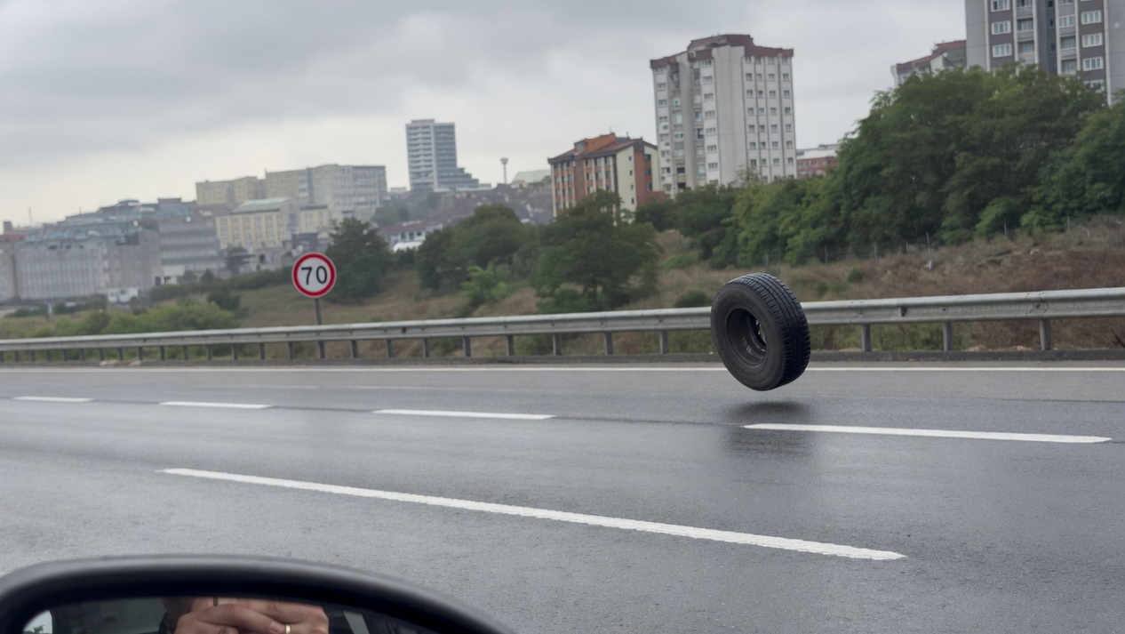 Vrachtwagen verliest dikke rubberen jongen die door het verkeer stuitert in Istanbul