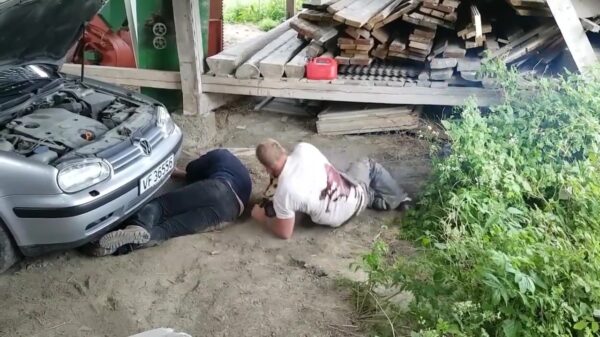 Oudedoosprank met kettingzaag laat kameraad flauwvallen