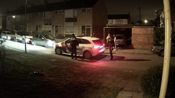 Internet gaat stuk om politieagent die een collega ondersteboven rijdt