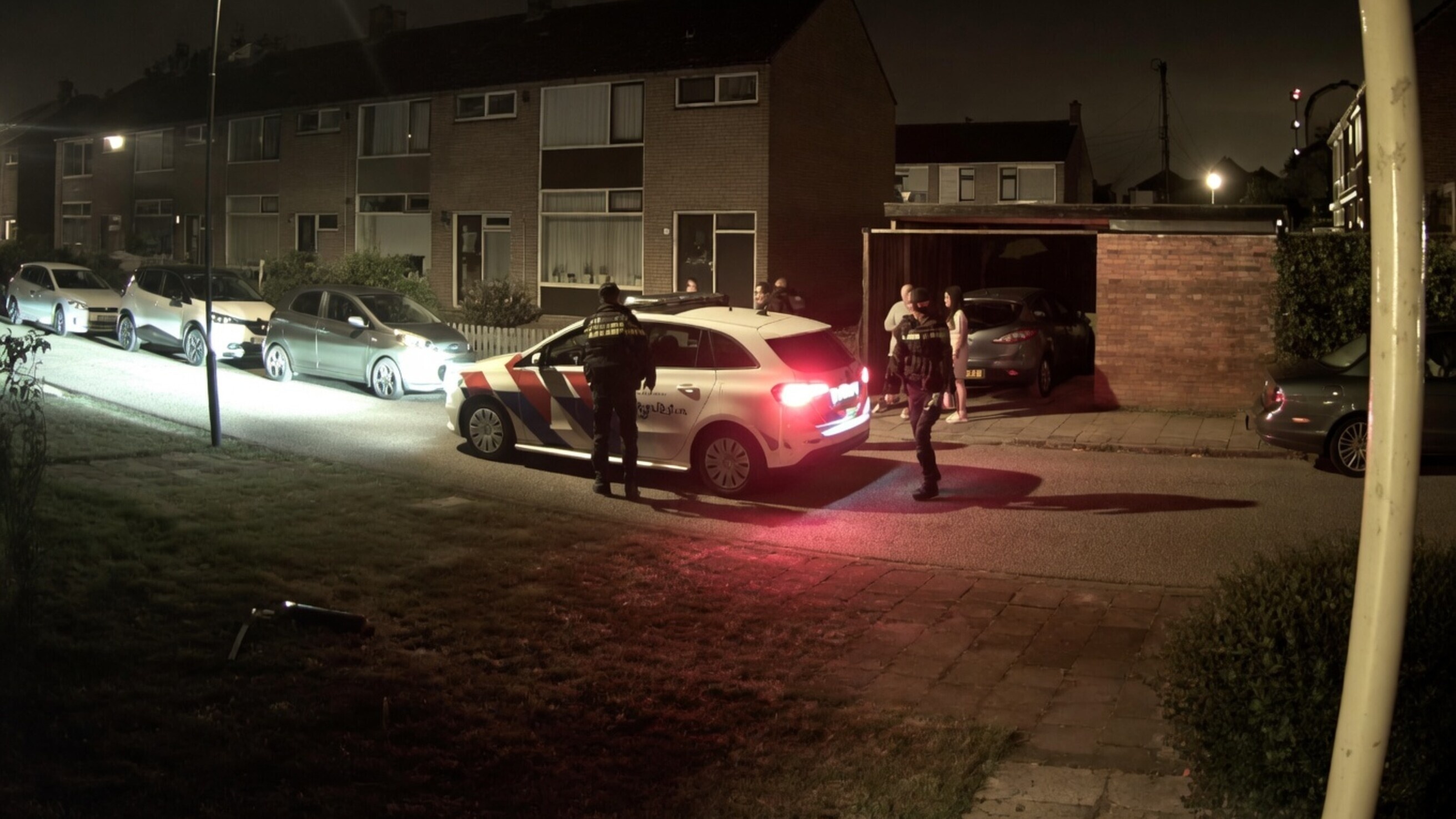 Internet gaat stuk om politieagent die een collega ondersteboven rijdt