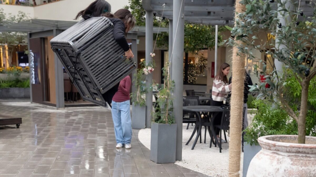Vrouw de lucht in geslingerd door schommel in Mexicaans winkelcentrum