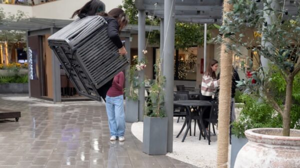Vrouw de lucht in geslingerd door schommel in Mexicaans winkelcentrum