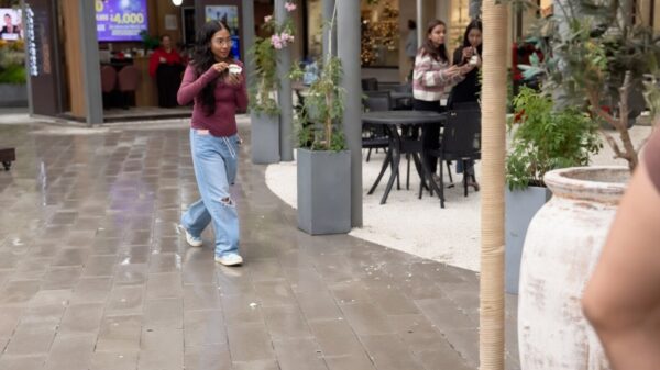 Vrouw de lucht in geslingerd door schommel in Mexicaans winkelcentrum