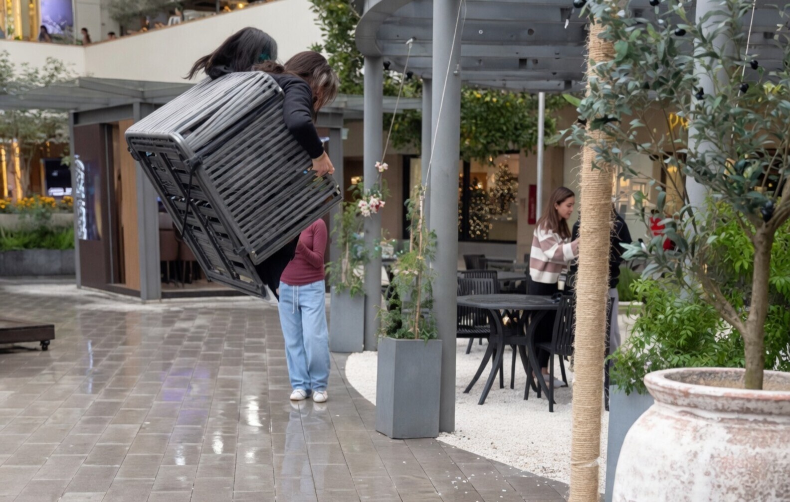 Vrouw de lucht in geslingerd door schommel in Mexicaans winkelcentrum