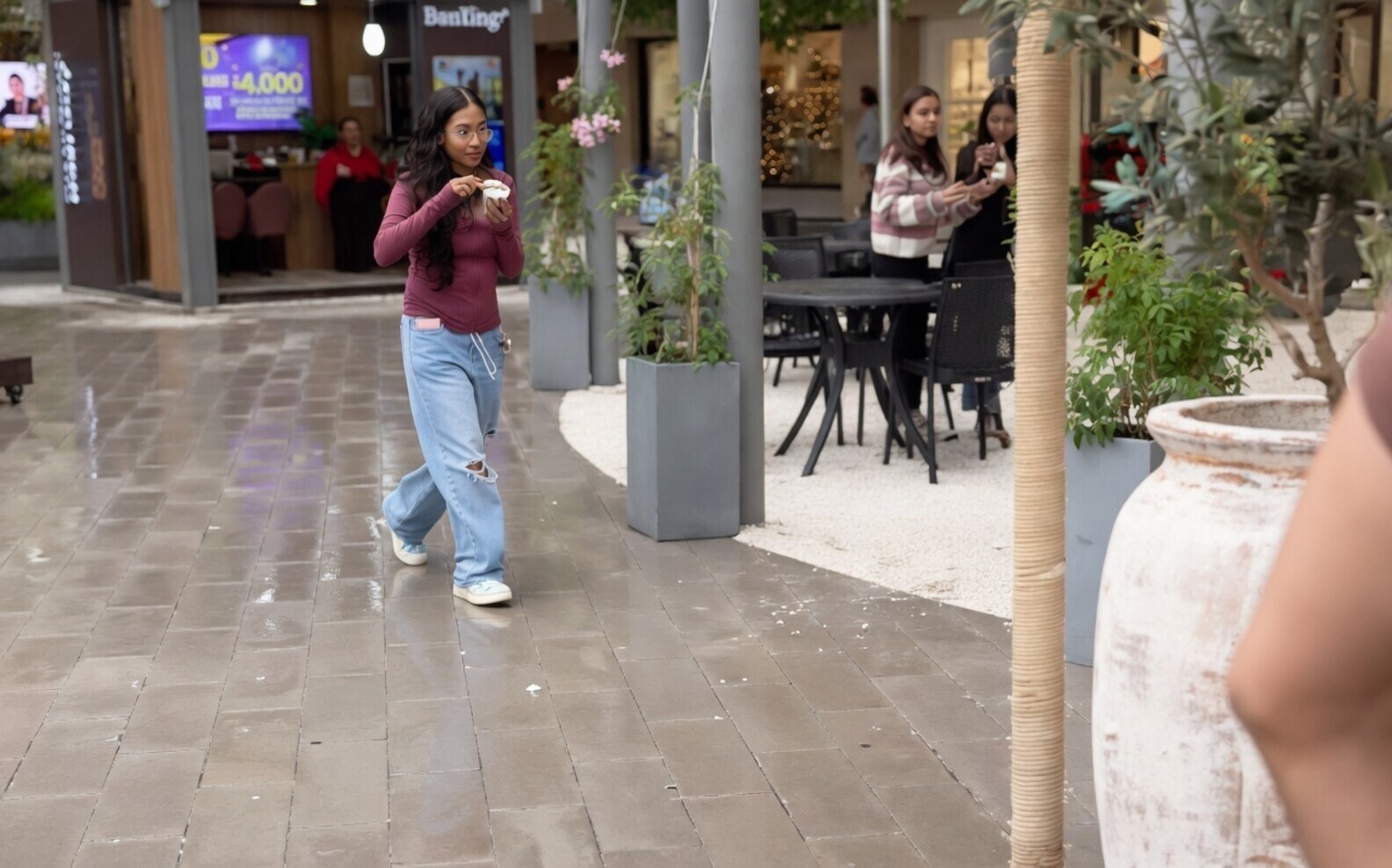 Vrouw de lucht in geslingerd door schommel in Mexicaans winkelcentrum