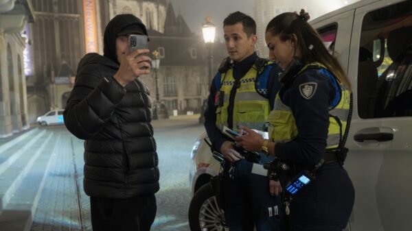 Bijdehante raketgeleerde in spe provoceert boa's door ze terug te filmen
