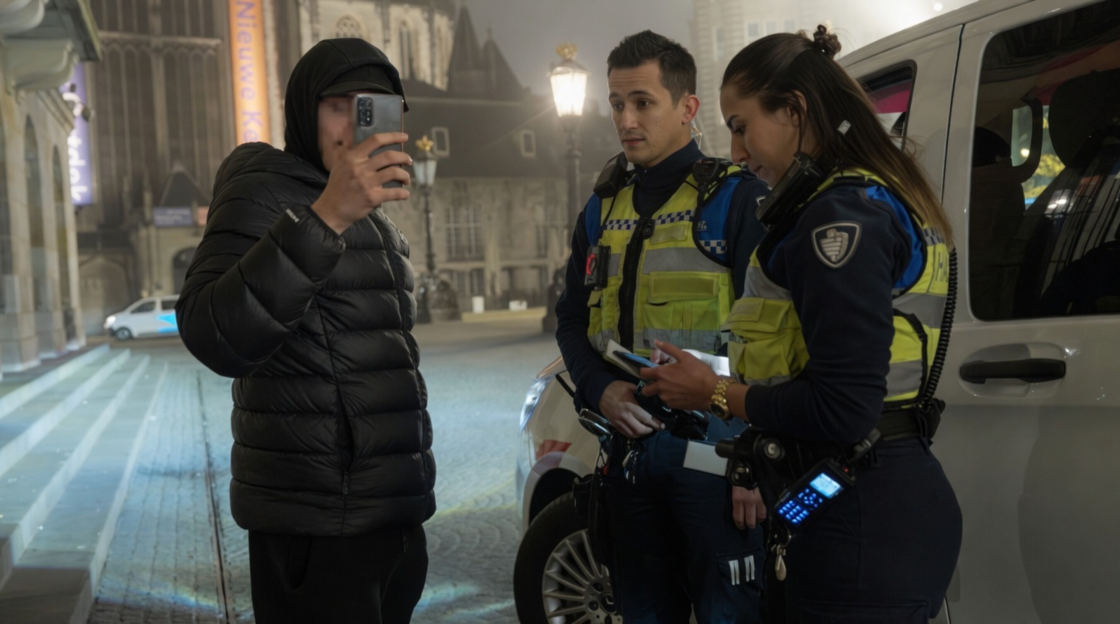 Bijdehante raketgeleerde in spe provoceert boa's door ze terug te filmen