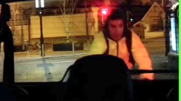 Dimitri komt erachter dat appen op de fiets best gevaarlijk kan zijn