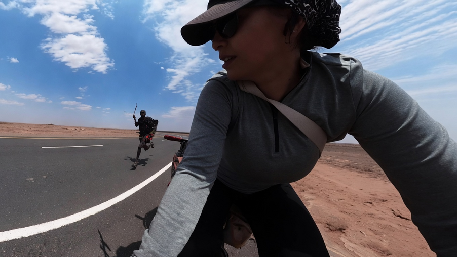 Vrouw fietst door Keniaanse woestijn en krijgt ineens een gek met kapmes achter zich aan