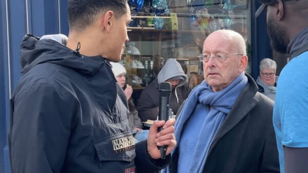 Irritant mannetje voelt zich net iets te belangrijk en komt interview verstoren