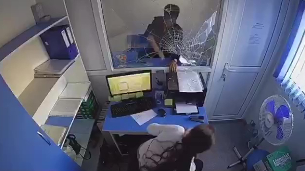 Ongeduldige Russische klant gaat dwars door het raam en pleegt bizarre overval