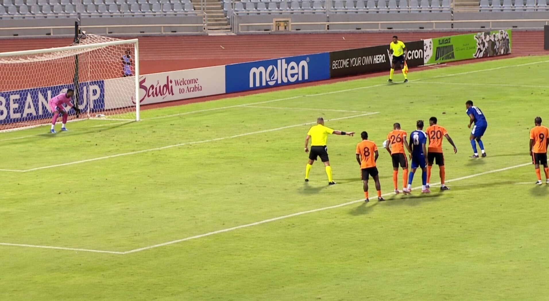 Als je op deze manier een penalty neemt dan verdien je het om te missen